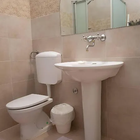 Apartment Zecevo 招待所 Zečevo